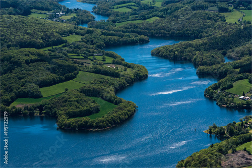 Obraz na plátně vue aérienne du lac de Pannecière dans la Nièvre en France
