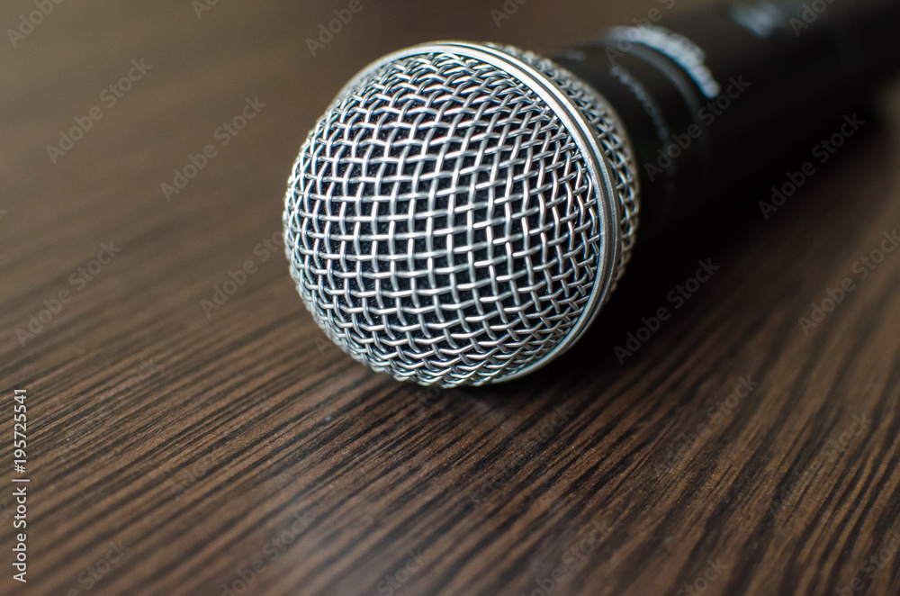Obraz premium Wireless microphone on a background with space for text