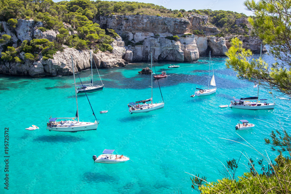 Naklejka premium Łodzie i jachty na plaży Macarella, Menorca, Hiszpania