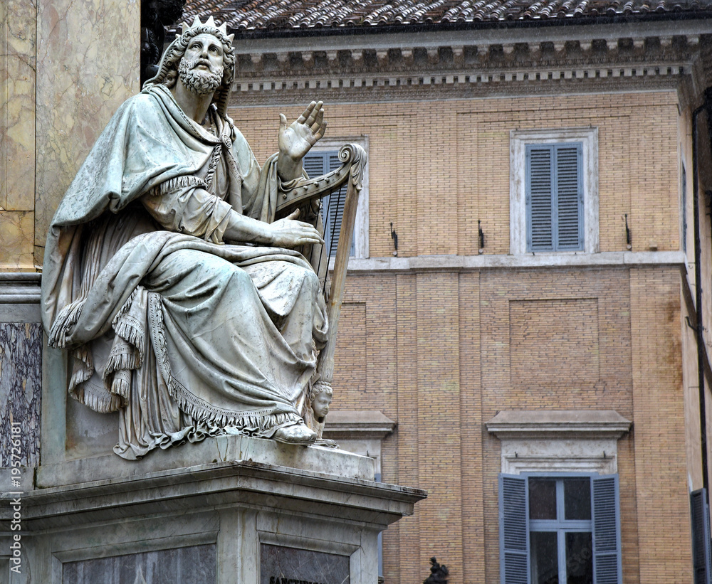 Obraz premium Pomnik króla Dawida u stóp kolumny Niepokalanego Poczęcia (Colonna dell 'Immacolata Concecione)