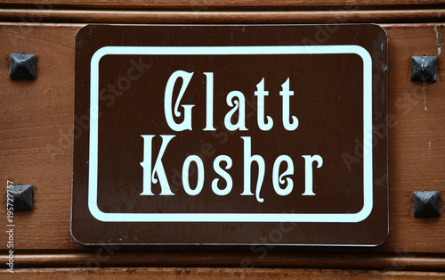 Schild "Glatt Kosher" an einer Tür im Ghetto von Rom