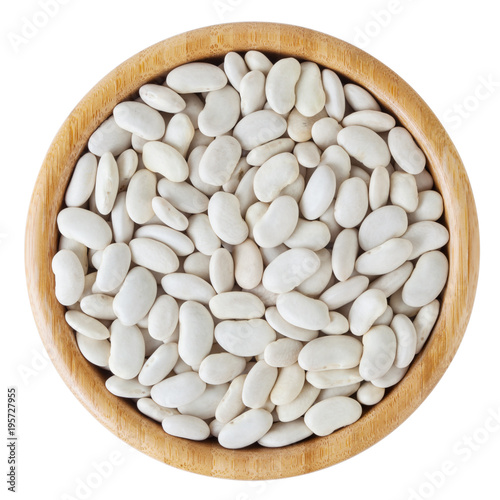 Obraz na płótnie White beans in wooden bowl isolated on white background with clipping path w salonie