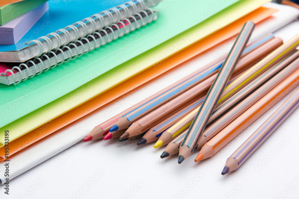 Naklejka premium pencils folders and notebooks on the office table