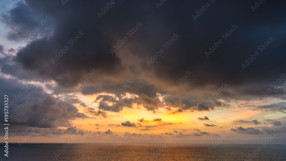 Fototapeta premium Colorful sunset cloudscape over the ocean horizon