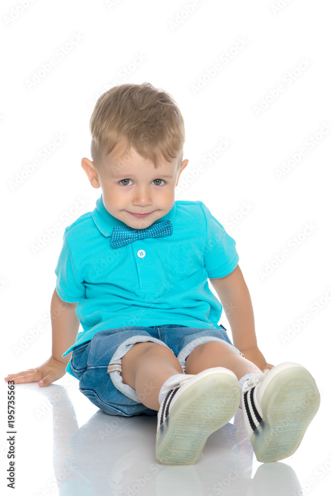 The little boy squatted down. The little boy squatted down.