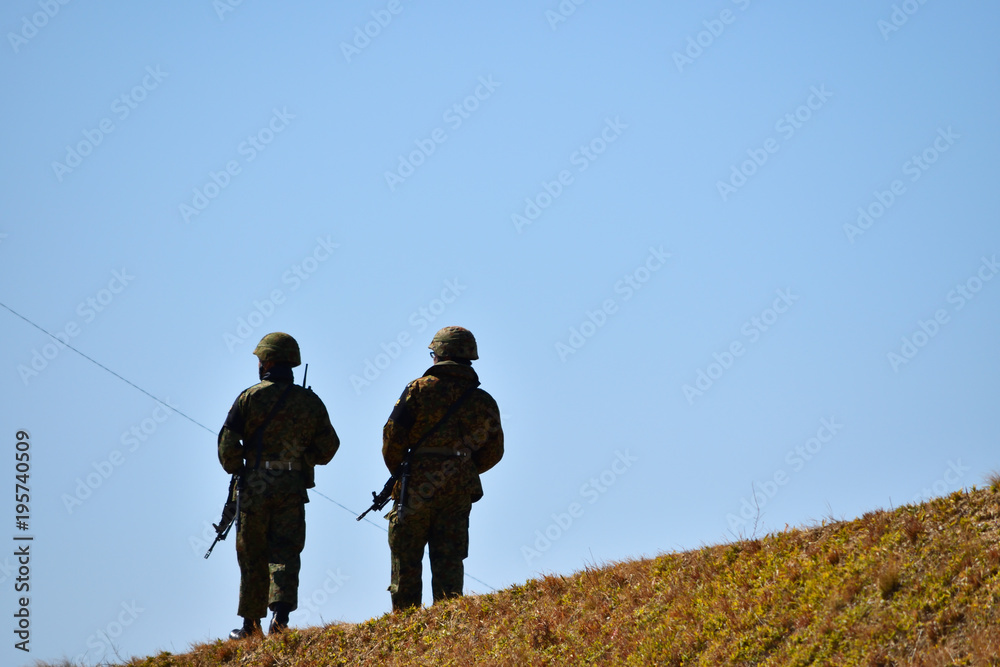 パトロールをする二人の兵士 パトロールをする二人の兵士