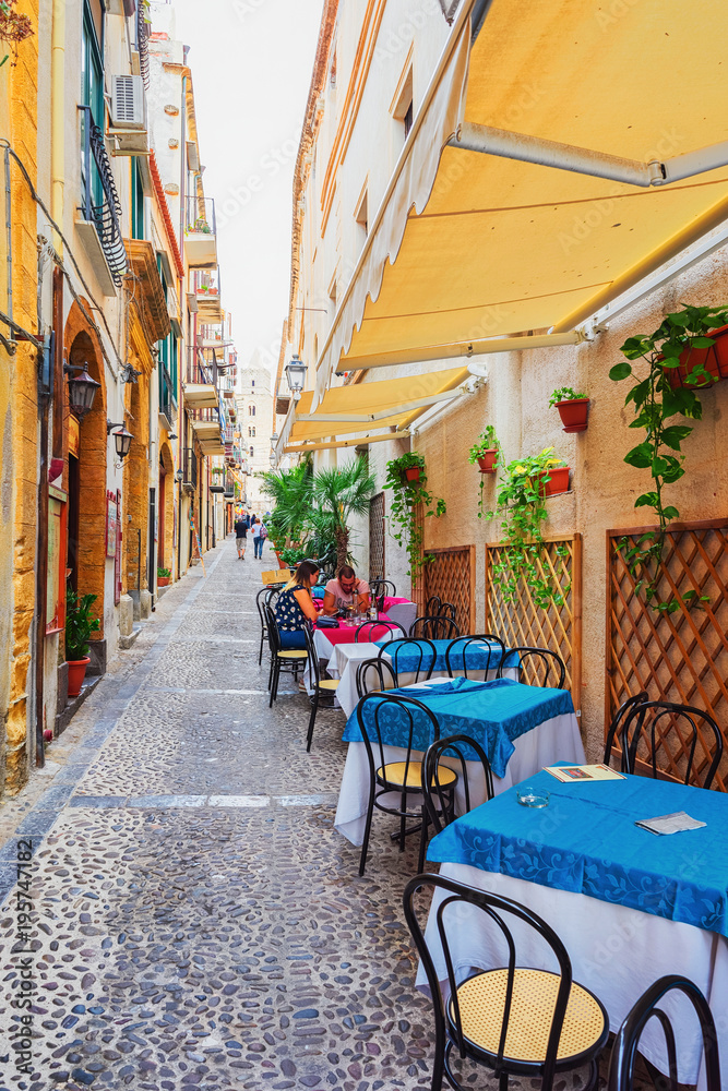 Obraz premium Street restaurant at Cefalu old town Sicily