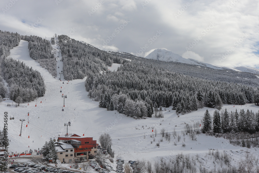 Auvergne-Rhône-Alpes - Isère - Villard-de-Lans - Grande Moucherolle sous les nuages Auvergne-Rhône-Alpes - Isère - Villard-de-Lans - Grande Moucherolle sous les nuages