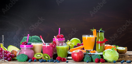 Smoothie aus Obst und Gemüse - Diät - Fasten - Detox photo