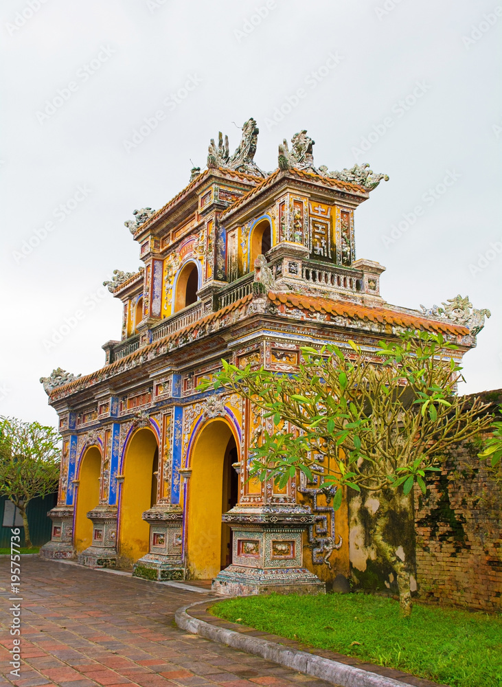 Obraz premium A gate in the Dien Tho Residence in the Imperial City, Hue, Vietnam
