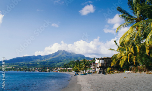 Voyage aux Antilles. Paysage de Martinique, Montagne pelée et mer des Caraïbes