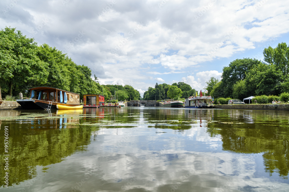 Obraz premium Anlegestelle am Canal d’Ille-et-Rance bei Hédé-Bazouges in der Bretagne