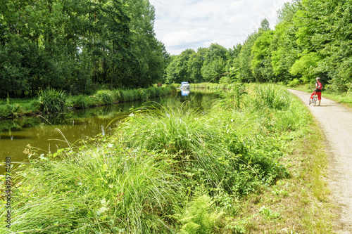 Mit dem Fahrrad am Canal d’Ille-et-Rance bei Hédé-Bazouges in der Bretagne bummeln photo