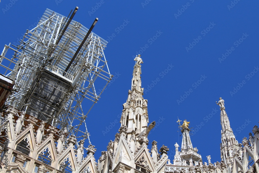 Fototapeta premium Duomo di Milano in Primavera - guglie 