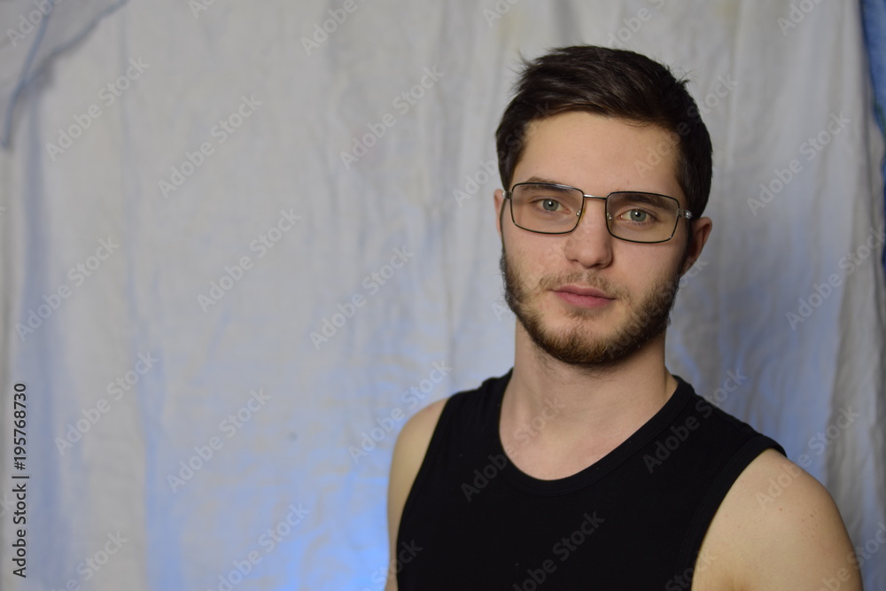 Obraz premium guy with a beard wearing glasses