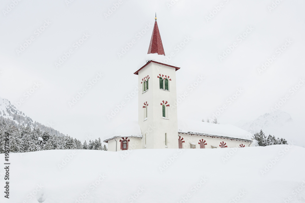 Maloja, Dorf, Engadin, Oberengadin, Kirche, Chiesa Bianca, Winter, Wintersport, Langlauf, Alpen, Graubünden, Malojapass, Schweiz