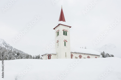 Maloja  Dorf  Engadin  Oberengadin  Kirche  Chiesa Bianca  Winter  Wintersport  Langlauf  Alpen  Graub  nden  Malojapass  Schweiz
