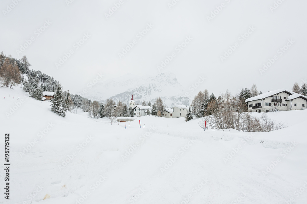 Maloja, Dorf, Bergdorf, Engadin, Oberengadin, Malojapass, Silsersee, Winter, Wintersport, Langlauf, Winterwanderweg, Alpen, Graubünden, Schweiz Maloja, Dorf, Bergdorf, Engadin, Oberengadin, Malojapass, Silsersee, Winter, Wintersport, Langlauf, Winterwanderweg, Alpen, Graubünden, Schweiz