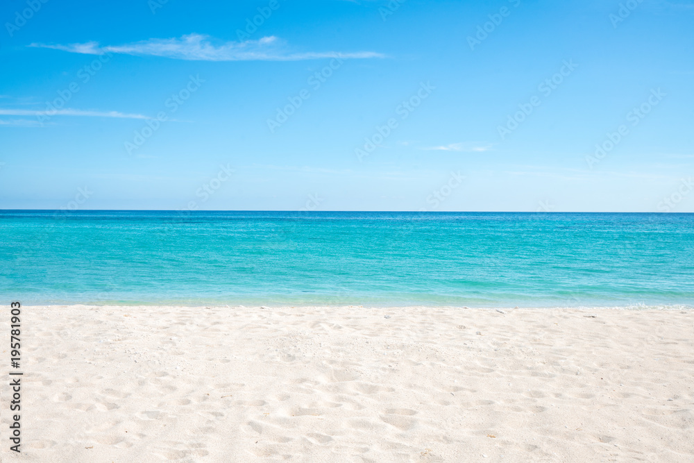Fototapeta premium Lato, słońce, plaża i morze na bezludnej wyspie w tropikach