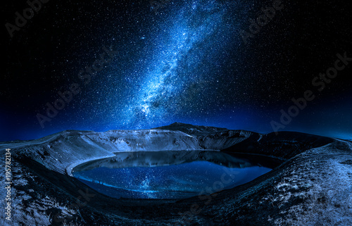 Canvas Print Milky way and lake in the volcano crater, Iceland