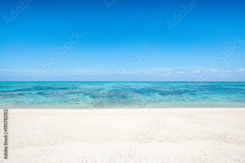 Sommer, Sonne, Meer und Strand auf Okinawa, Japan © eyetronic