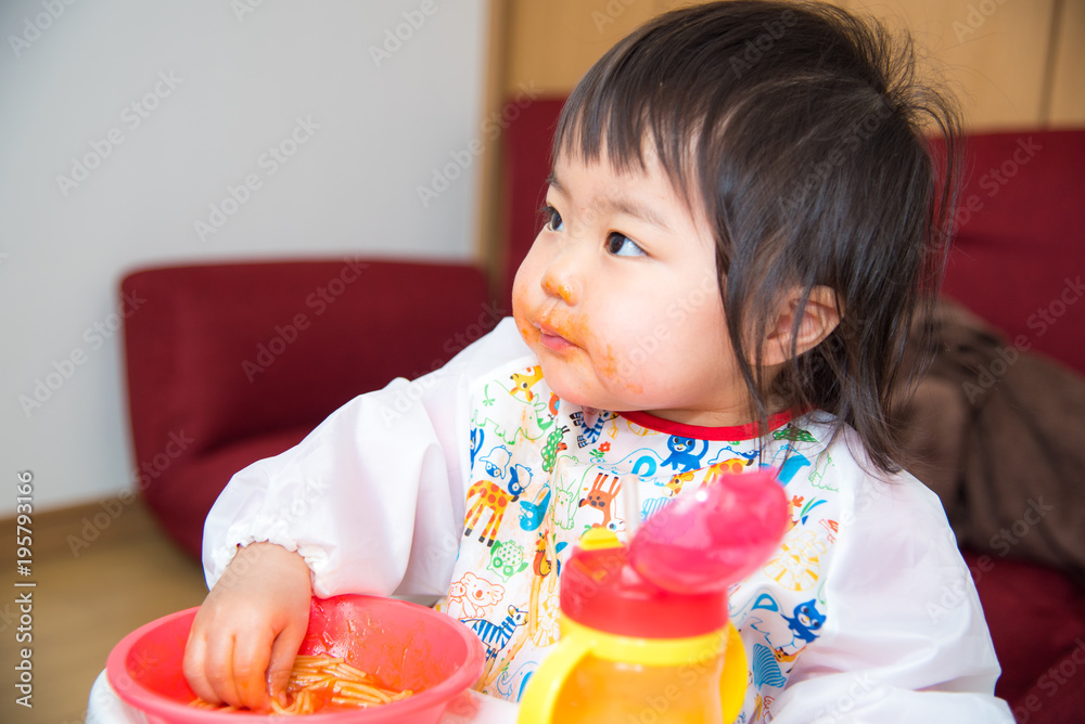 ・赤ちゃん・ご飯・手掴み