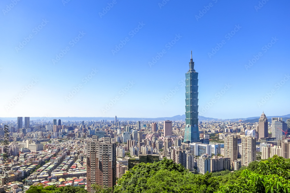 Naklejka premium Widok z lotu ptaka na miasto Tajpej i wieżowiec Tajpej 101, stolica Tajwanu