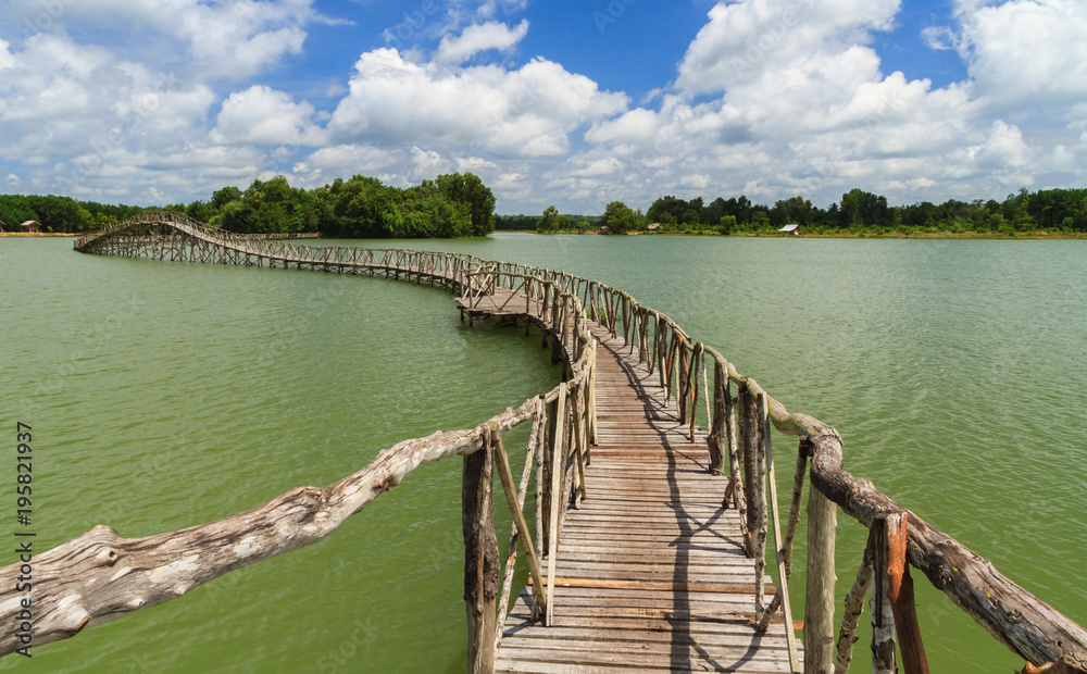 Naklejka premium Wooden bridge across reservoir.