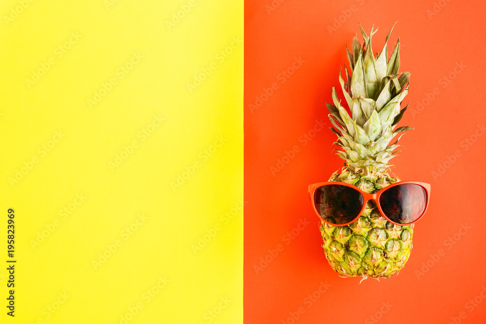 Top view pineapple in sunglasses on colorful background. Flat lay. Summer Background concept - obrazy, fototapety, plakaty 