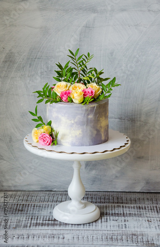 30th fnniversary cake with roses on cake stand