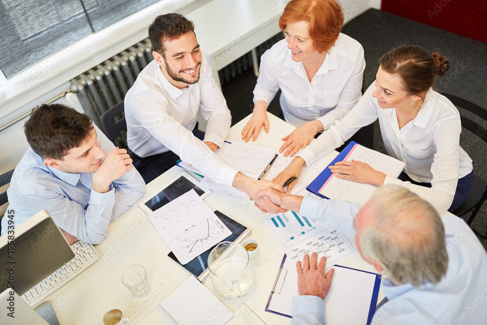 Obraz premium Geschäftsleute schließen einen Vertrag