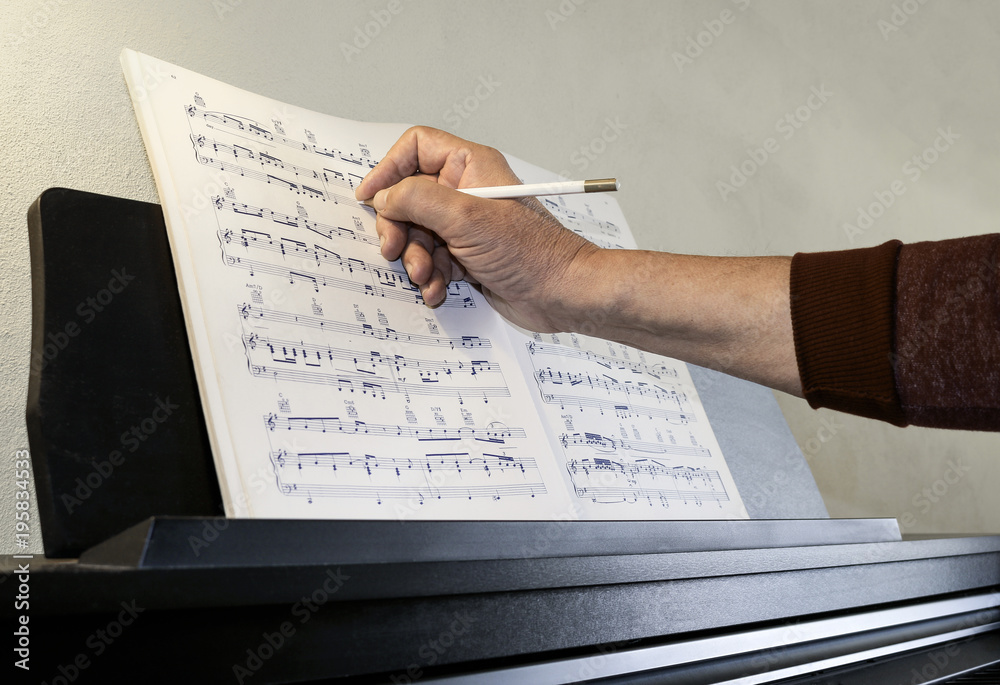 Fototapeta premium Noten schreiben am Klavier.