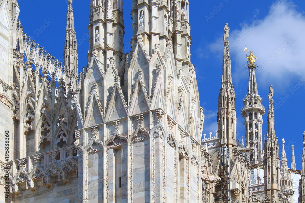 Duomo di Milano in Primavera - guglie e statue