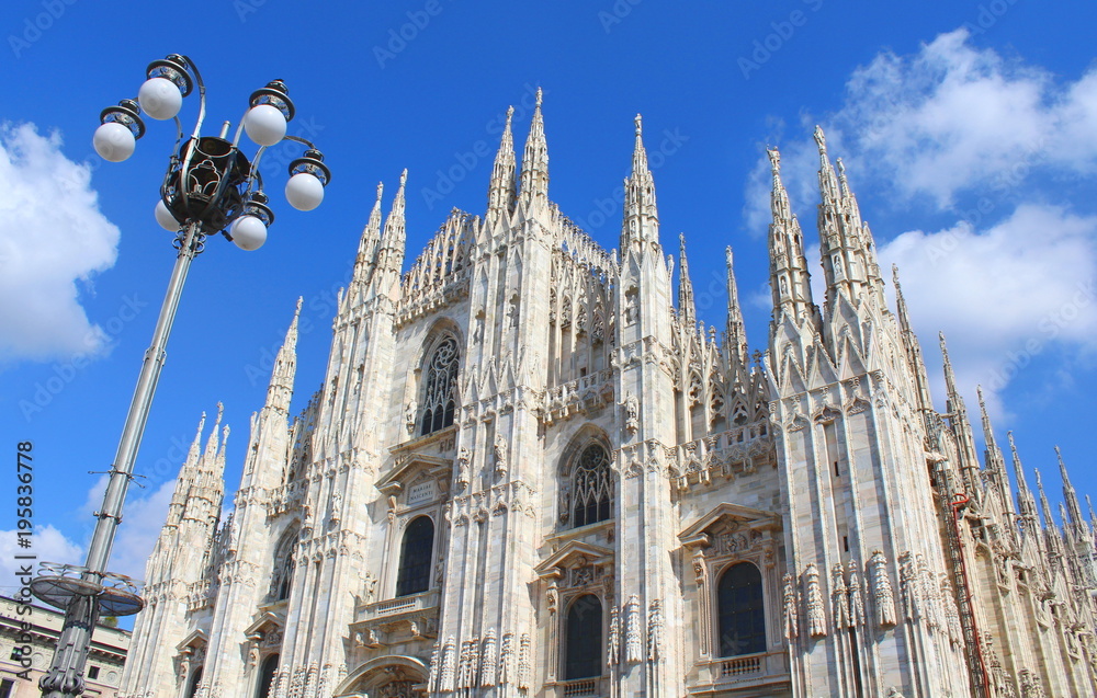 Duomo di Milano in Primavera - guglie e statue