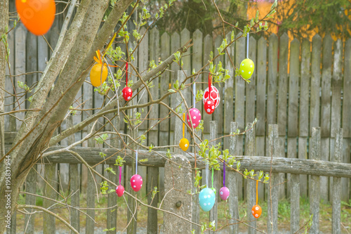 Frohe Ostern!  Bunte Ostereier am Baum photo