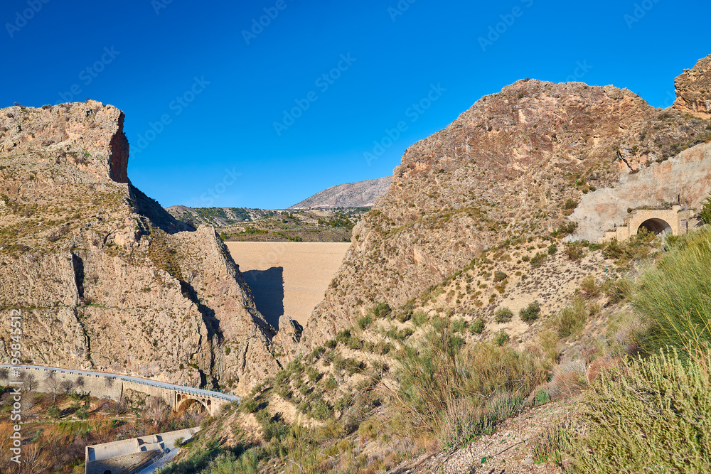 Vista de la Presa del Embalse de El Portillo en el Pueblo de Castril, Granada, España