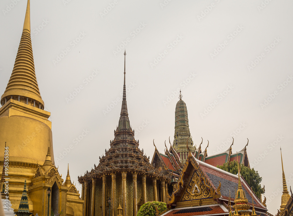 Fototapeta premium Phra Siratani Chedi in Bangkok