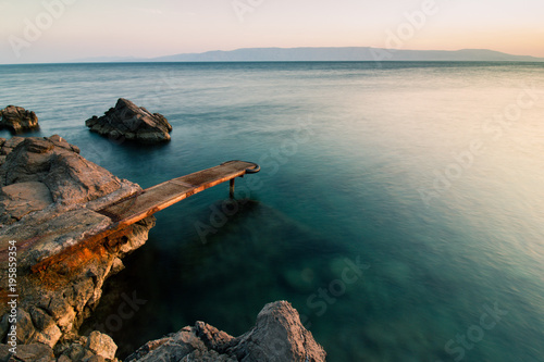 Kroatiens Küste mit Steg aufs Meer