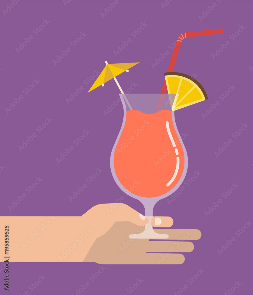 Φωτογραφία A men's hand holding a glass of a tropical cocktail with umbrella, slice of fruit and straw
