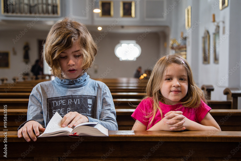  Foto zu Kinder in der Kirche Stock Photo 