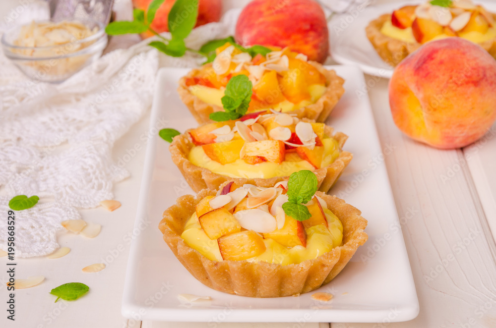 Tartlets with custard, fresh peaches and almonds Tartlets with custard, fresh peaches and almonds
