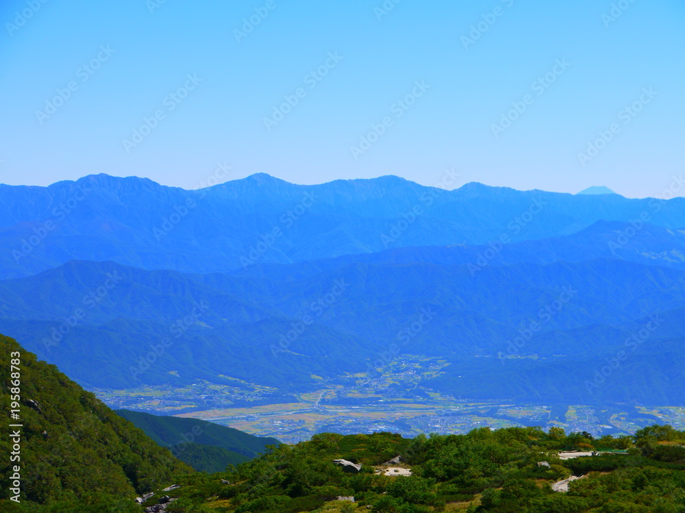 千畳敷カールからの駒ケ根と南アルプス。八ヶ岳。駒ケ根　長野　日本。９月中旬。