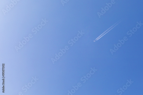 青空の飛行機雲