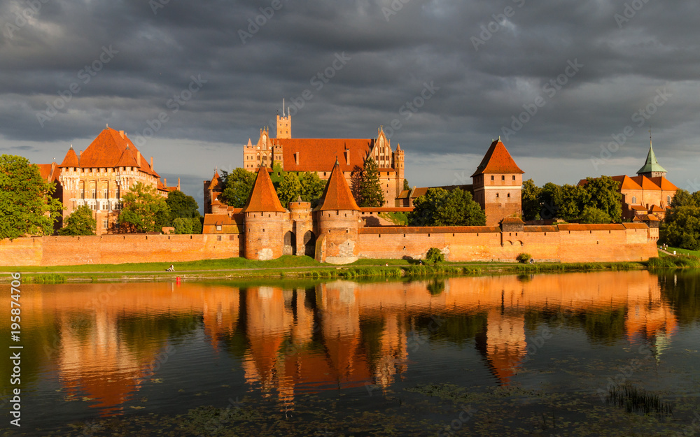 Fototapeta premium Marienburg an der Nogat in der Abendsonne; Polen
