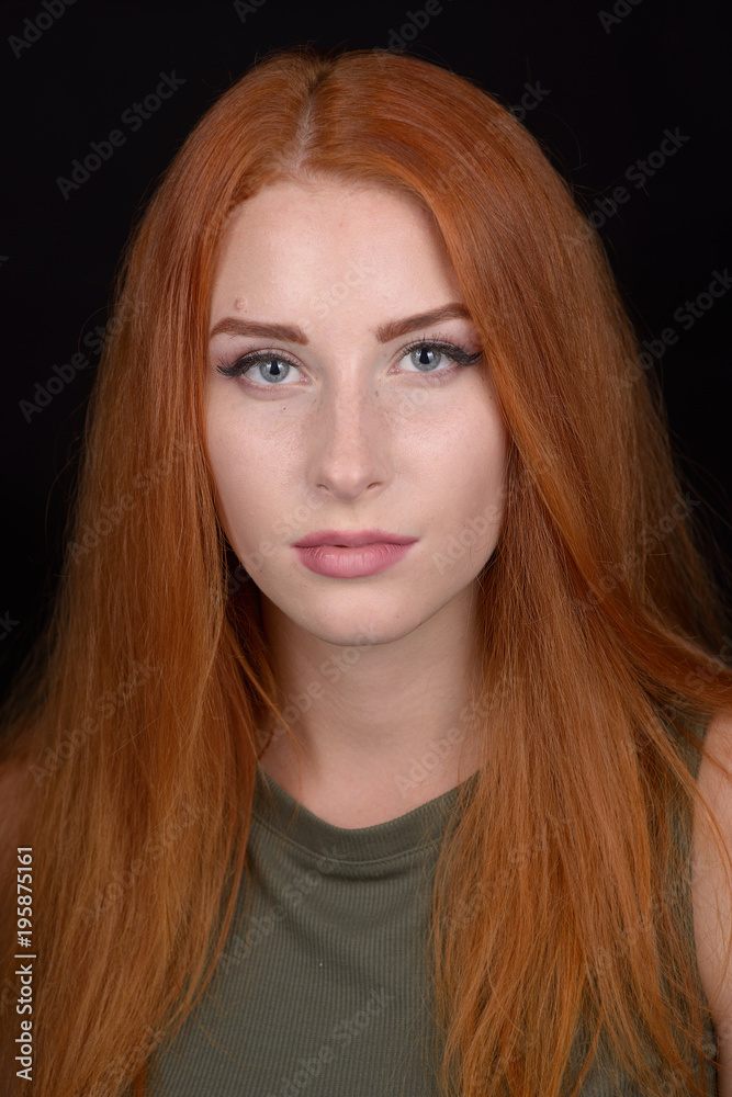 Naklejka premium Portrait photo shoot of a beautiful young red-haired girl