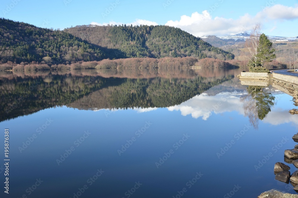 Lac Chambon avec Puy de Sancy, Auvergne, France