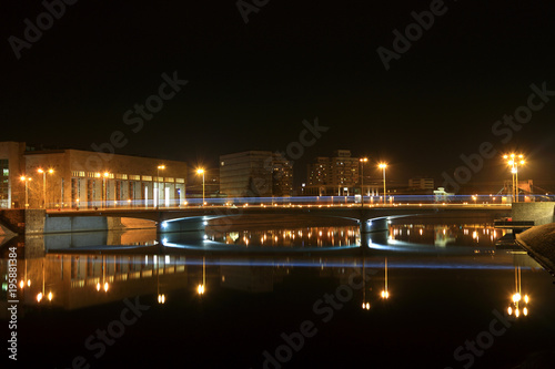 Most Pokoju we Wrocławiu nocą, inrfastruktura.