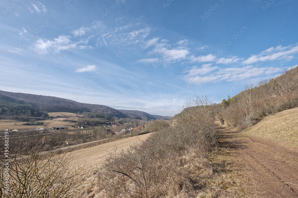 Wanderweg im Leutratal in der Nähe von Jena in Thüringen Wanderweg im Leutratal in der Nähe von Jena in Thüringen