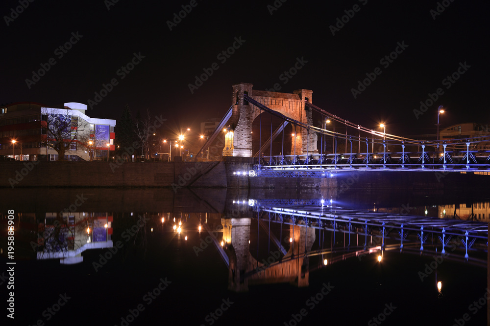 Obraz premium Most Grunwaldzki we Wrocławiu nocą, inrfastruktura.