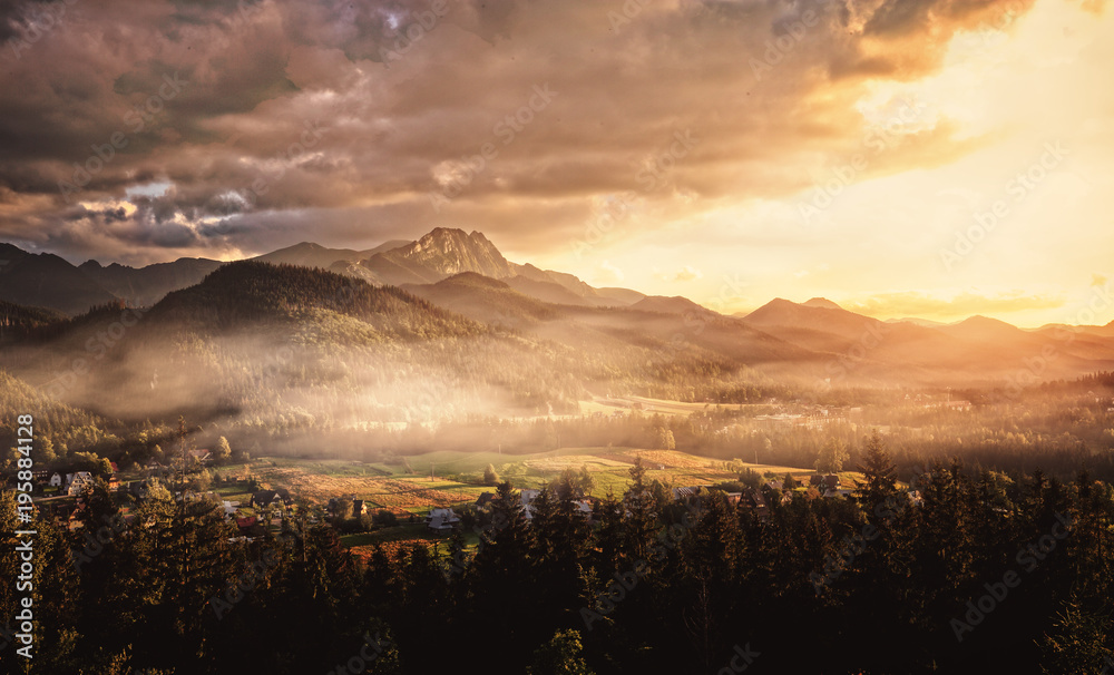 Naklejka premium beautiful sunset in a mountainous land